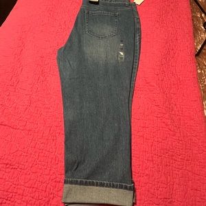 Denim Capri pant. mid-rise.